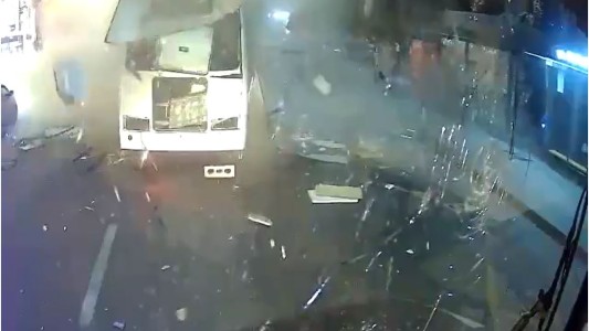 El momento de la explosión de un colectivo que dejó al menos dos muerto