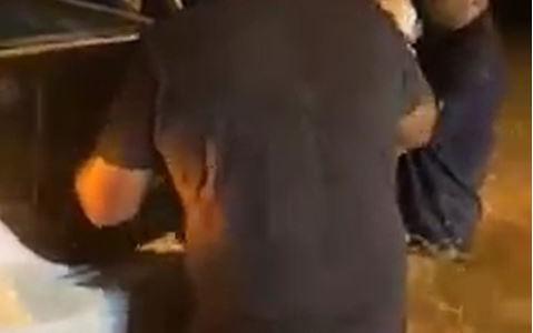 Así rescataban a una mujer atrapada en un auto en medio de la inundación