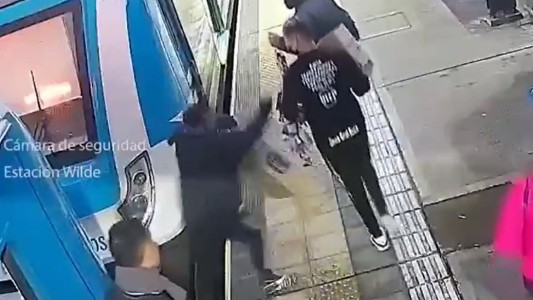 Dramático rescate de un hombre que cayó a las vías entre dos vagones de un tren