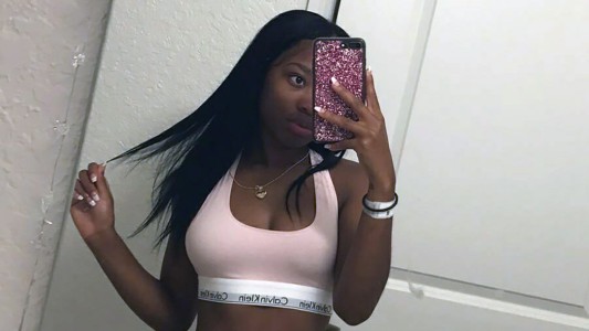 Una mujer murió al ser disparada en vivo durante una videollamada por su propio bebé