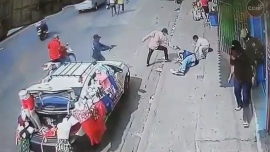Dramático momento en que sicarios matan a un hombre delante de un niño