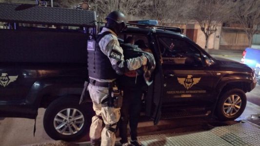 Vendía drogas, lo descubrieron e intentó escapar