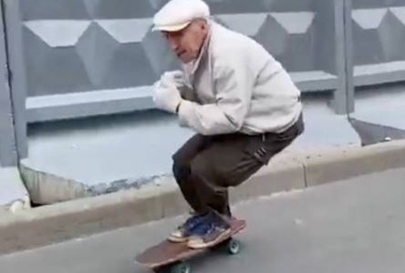 Video: Skater ruso de 73 años sorprende con sus habilidades