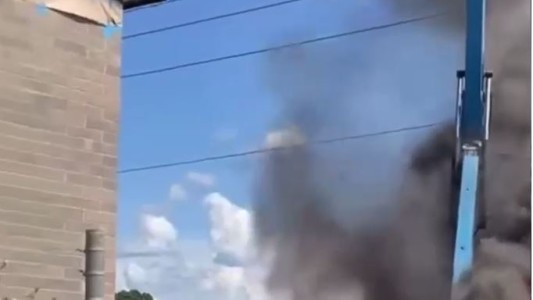 El momento en que un hombre salta de un grúa en llamas