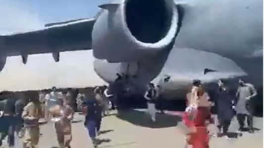 Horror en Afganistán: personas caen al vacío tras aferrarse a las ruedas de un avión