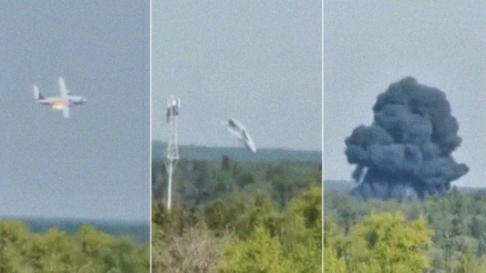 Momento en el que se estrella un avión tras el incendio en uno de sus motores