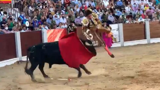 El momento en que un torero sufre una tremenda embestida durante una corrida