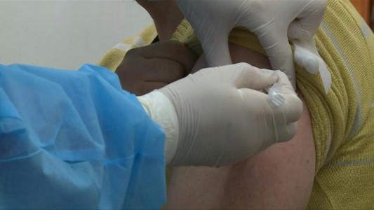 Uruguay comenzó a aplicar tercera dosis de vacunas combinadas