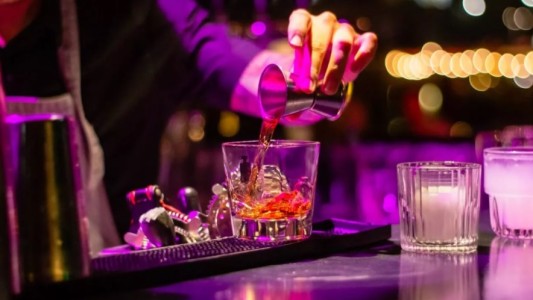 Acusó a un bar de servirle mucho alcohol y emborracharlo: deben pagarle una millonaria indemnización
