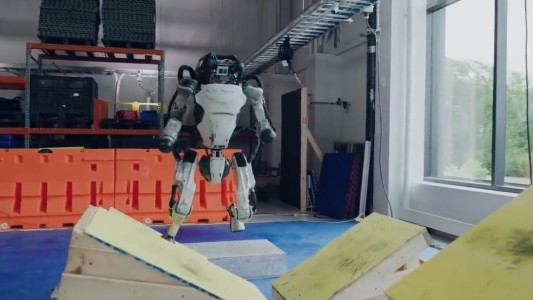 Los impresionantes trucos de parkour que realizan robots humanoides