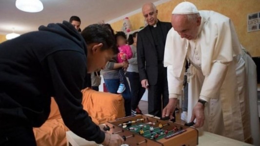 Francisco y su gesto "futbolero": jugó al metegol en la Audiencia General