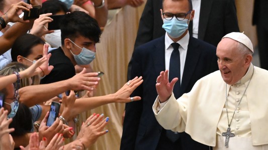 Papa Francisco pide vacunarse contra covid-19 como "un acto de amor"