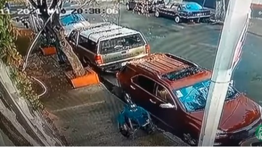 Insólito: un hombre en silla de ruedas roba el espejo retrovisor de un auto