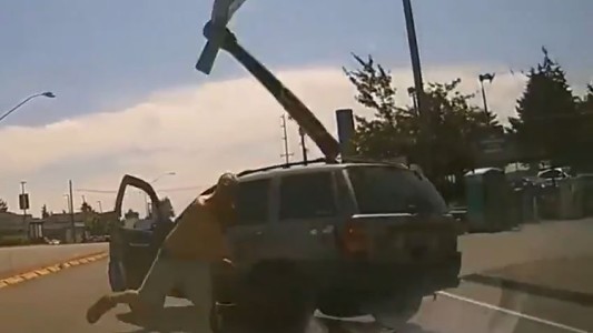 Hombre enfurecido le lanza un hacha a una conductora tras una discusión