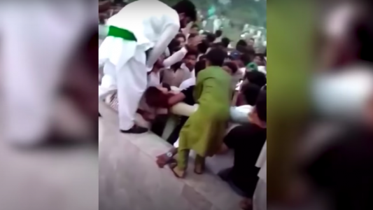 Video: cientos de hombres atacaron a una mujer en un parque por sus videos de TikTok