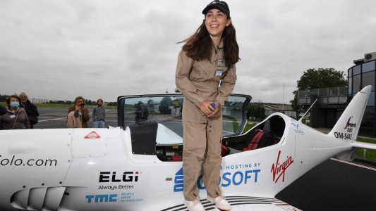 Video: quién es la joven de 19 años que busca ser la primera pilota en dar la vuelta al mundo en solitario