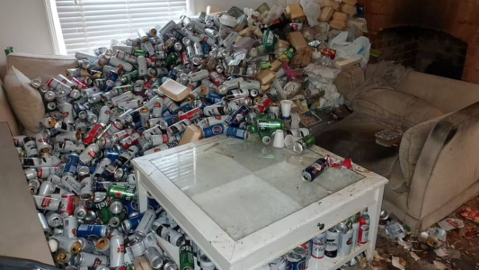 Un inquilino muy problemático: no pagaba el alquiler, le se fue y dejó mugre, destrozos y 8 mil latas de cerveza