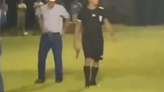 Un árbitro sacó un arma y realizó disparos al aire en medio del partido