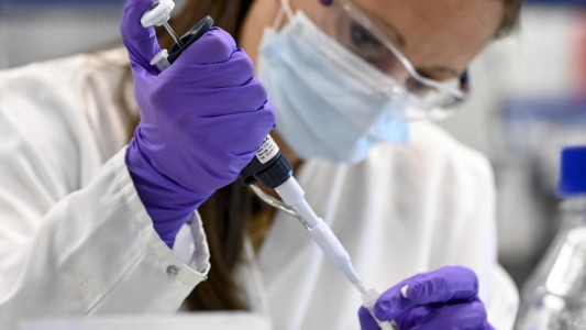 Aprueban primera terapia de anticuerpos contra el coronavirus en Reino Unido