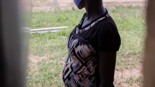 Murió una nena al dar a luz a los 14 años: acusan a su marido de "asesinato" en Zimbabue