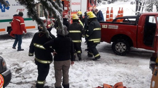 Tragedia en San Martín de los Andes: un niño murió y otro resultó herido cuando les cayó encima una pesada rama en medio de una nevada