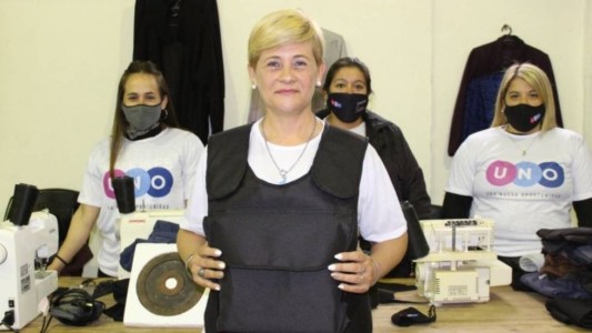 Precandidata a concejal de Rosario reparte chalecos antibalas para proteger a vecinos de los sicarios