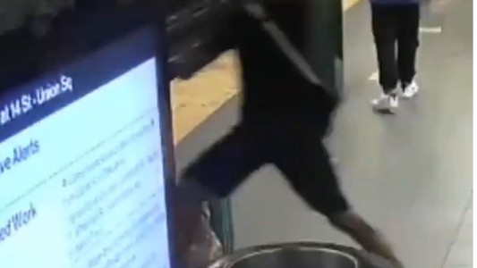 Ataca a un hombre con un martillo en la cabeza y lo tira a las vías del subte