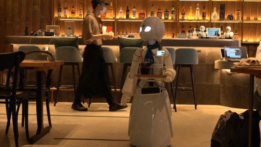Un café atendido por robots que son manejados a kilómetros de distancia
