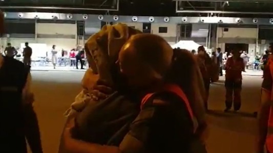 El conmovedor abrazo de una militar española a una afgana que llega como refugiada