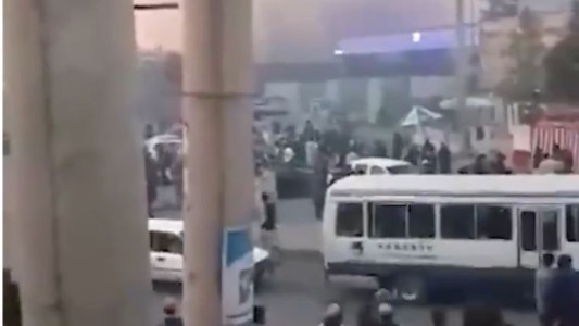 Incendio en el aeropuerto de Kabul donde miles de personas esperan ser evacuados