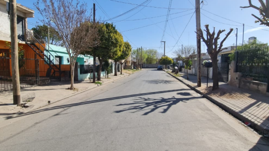 Una mujer fue herida por la caída de un poste de alumbrado con la base quebrada