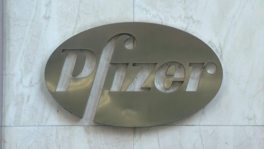 EE. UU. otorga aprobación total a la vacuna de Pfizer contra el coronavirus