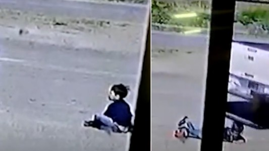 Nene se sentó a jugar en la calle y le pasó una camioneta por encima: hablan de "milagro" mientras se recupera