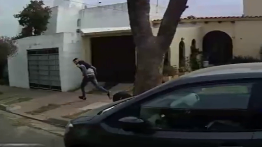 Video: Persecución policial a un roba cubiertas