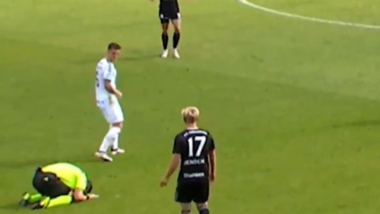 Un árbitro se arrodilla y pide disculpas por cortar una jugada de gol