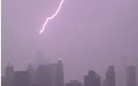 El momento en que un trueno impacta sobre el World Trade Center One