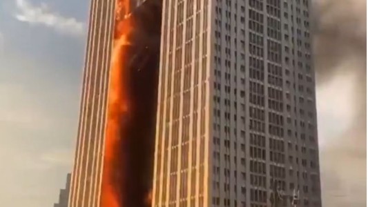 Un gran incendio consume un rascacielos donde viven 800 personas