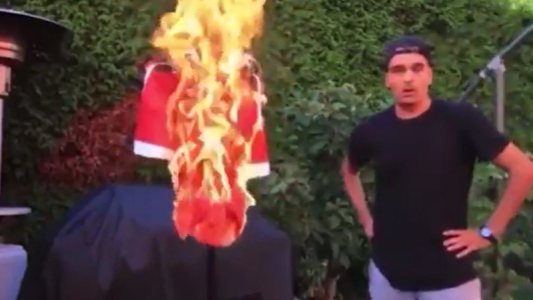 Creyó que Ronaldo se iba al City, quemó su camiseta del United en cámara y ahora es la burla de las redes