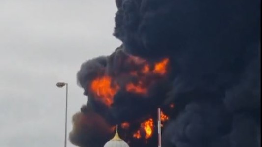 Evacúan una ciudad balnearia por un gran incendio en un local industrial