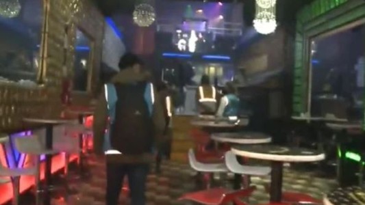 Un restaurante que tenía permiso para 25 personas organizó una fiesta clandestina para más de 350