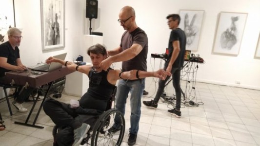 Diseñan un dispositivo inalámbrico para generar música y juegos con señales eléctricas de músculos