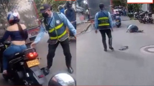 Mujer en moto evade un control y arrastra a un policía