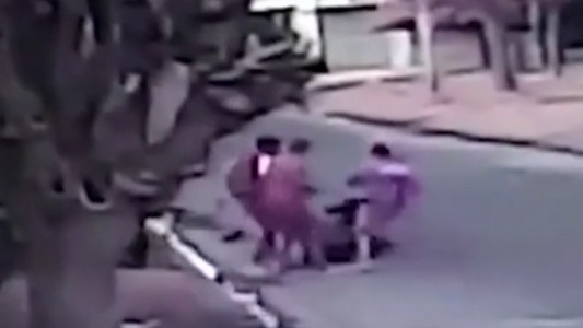 Salieron a robar y su cómplice lo abandonó: vecinos lo atraparon, le dieron una paliza y lo entregaron a la Policía