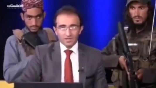 Video: el periodista que condujo un noticiero rodeado de talibanes armados