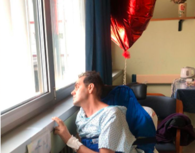 Argentinos en Italia: Le cantó a un paciente que no podía ver a su familia