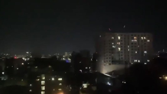 Los talibanes celebran con disparos al aire la salida de EE.UU. de Afganistán