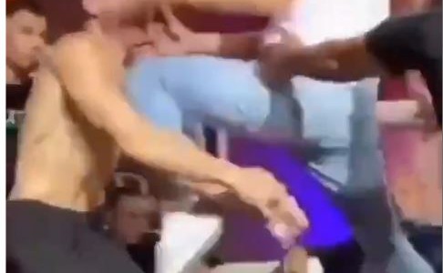 Noquea a su oponente con un rodillazo en la cara antes del combate