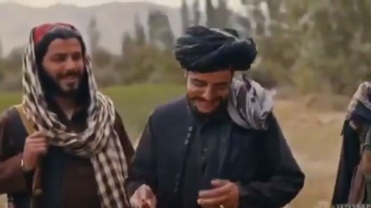 Video: talibanes colgaron a un hombre de un helicóptero de Estados Unidos