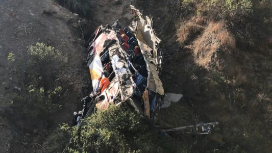 Al menos 30 muertos en la caída de un micro a un precipicio en ruta de Perú