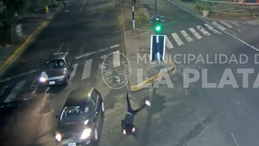 El momento en que un auto atropella a un peatón y huye del lugar